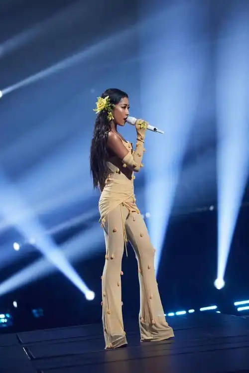 吉克隽逸马甲线隔着衣服都能看到##吉克隽逸裸色透视装