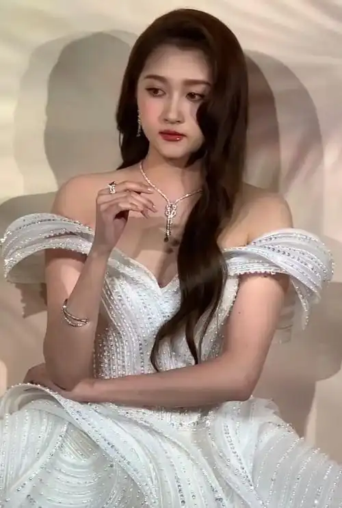 27岁关晓彤和34岁张天爱站一起,我才明白,成熟美和白幼瘦的区别|唐嫣