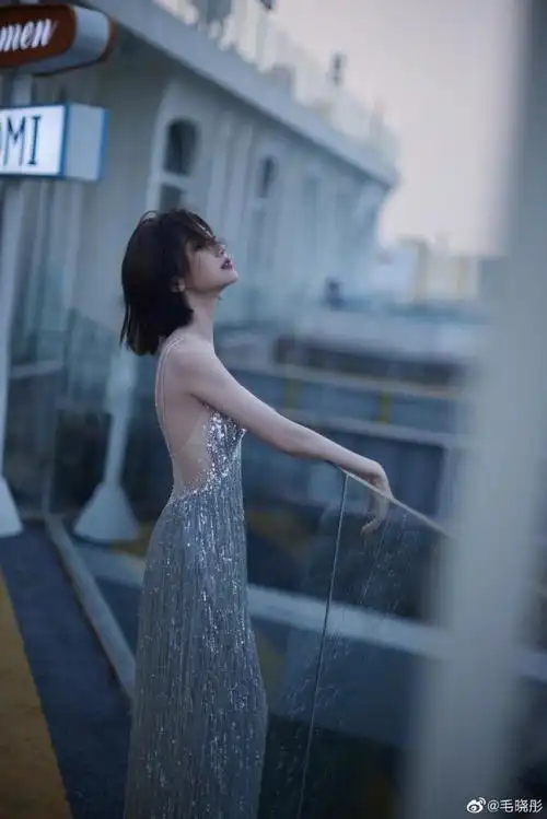 毛晓彤晒银色流苏裙随拍 海边踱步大秀美背