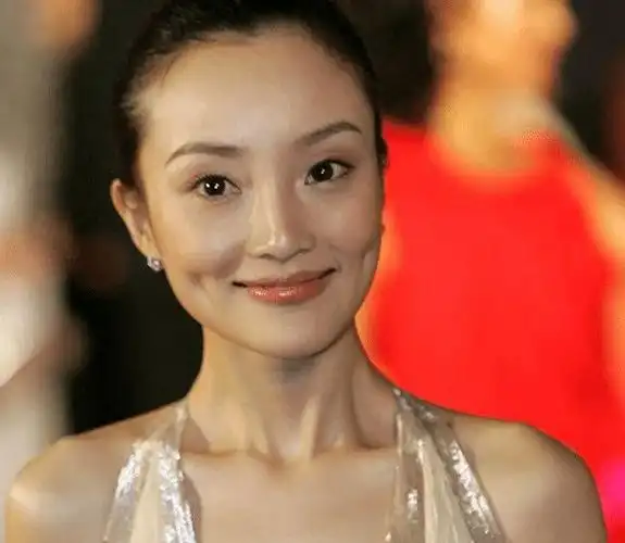 李小璐以前的样子真的很讨人喜欢.她笑着有两个明显的酒窝.