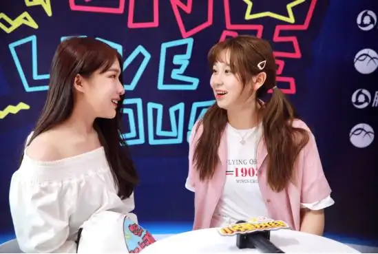 蜜蜂少女队韩丹土味情话上线 甜心逗逗现场独唱_综艺新闻_大众网