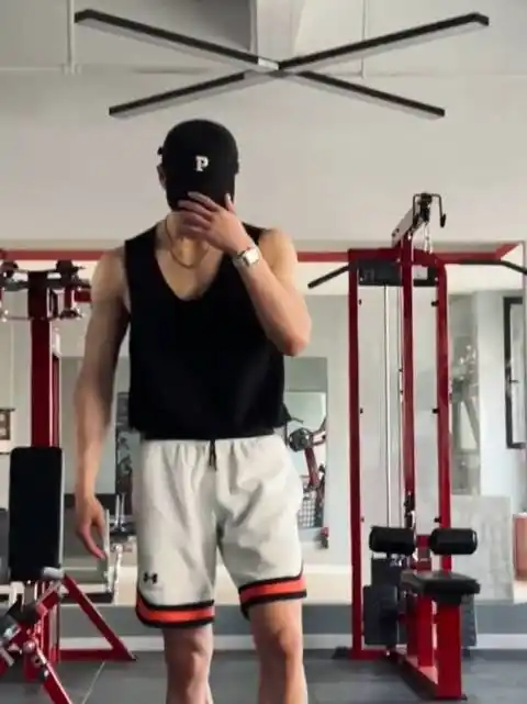 欢迎收看星汉灿烂全员有腹肌系列之李昀锐