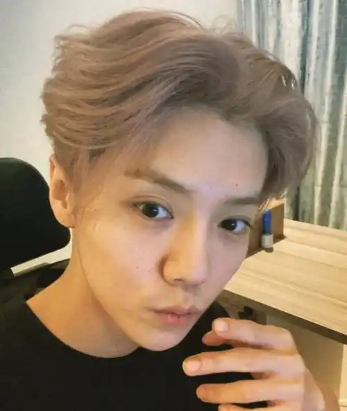 鹿晗深夜晒怼脸素颜自拍,头发枯燥皮肤暗沉,但颜值能打近零毛孔