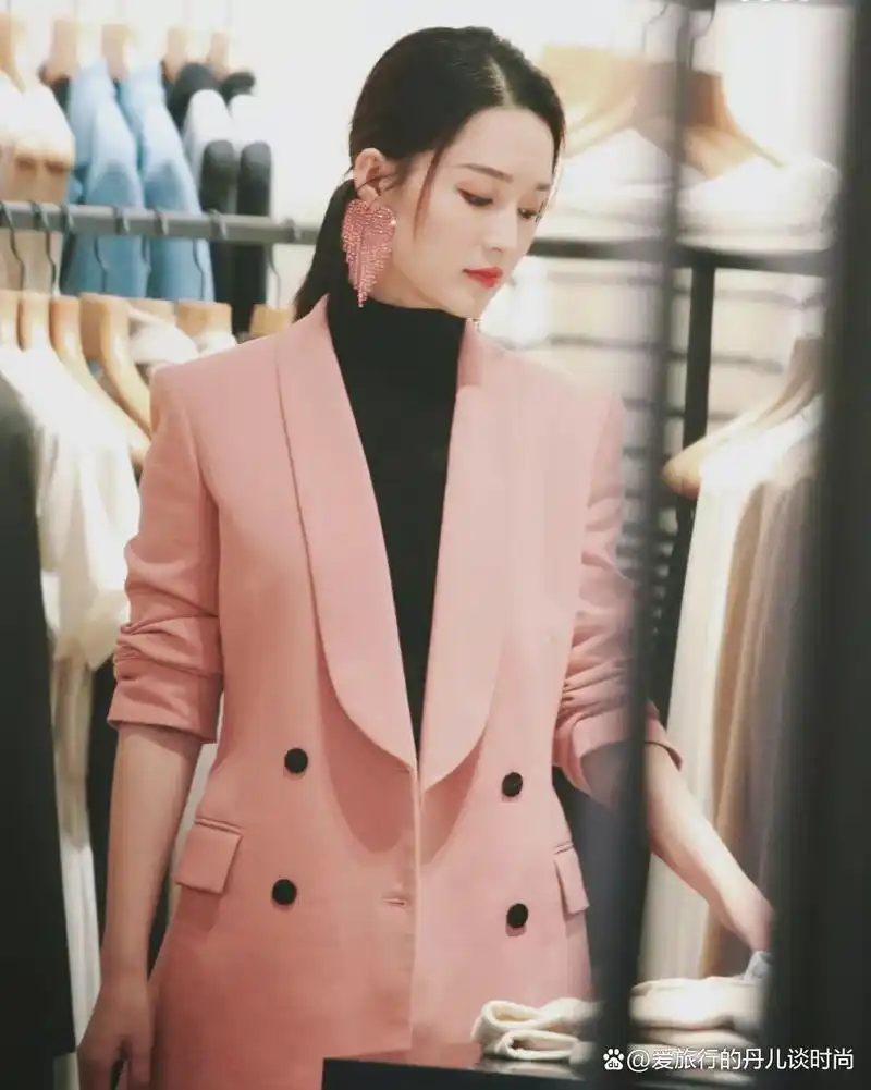 李沁穿搭太有少女感了!粉色西装搭配粉色流苏大耳环,精致又优雅