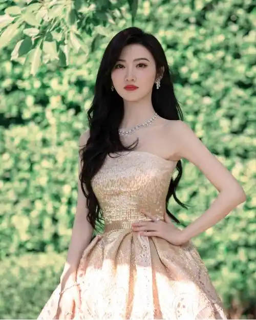 景甜芭莎慈善夜造型96,身着一袭金色薄纱几何镂空长裙……_甜甜_aws