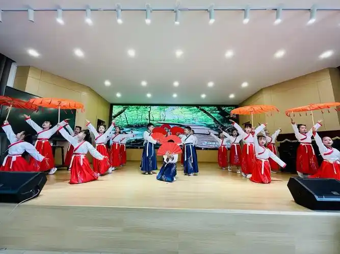 孩子们用唱诵,舞蹈,朗诵,情景剧,快板,三句半等喜闻乐见的形式,来展示