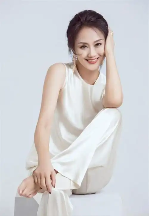 我得说李颖真的50多岁了,她的身材好像逆生长了.