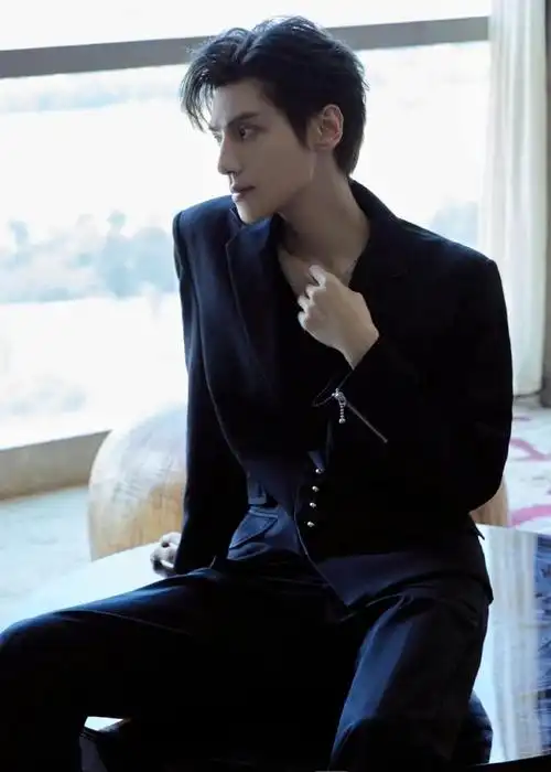 组图罗云熙更新黑西装造型营业照侧颜棱角分明立体精致