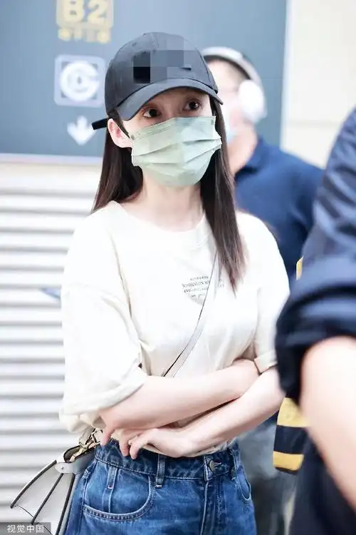 组图:李沁休闲穿搭现身机场 牛仔裤搭棒球帽好青春