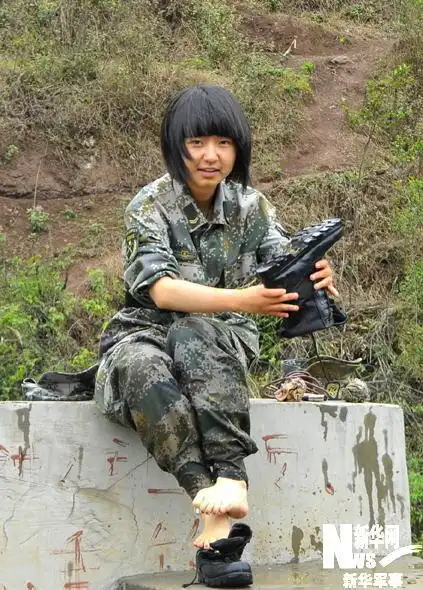 成都军区派女兵分队为旱区灾民送水清沟渠_高清图集_新浪网