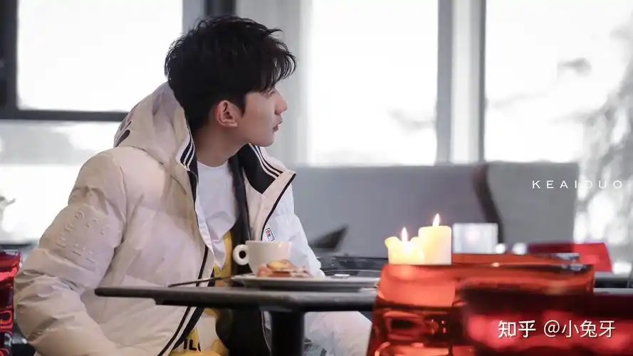 想收集2021年王源的好看的图片最好是横屏的不要那种摆拍的有吗