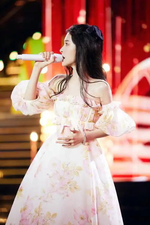 张碧晨优雅白裙舞台照图片