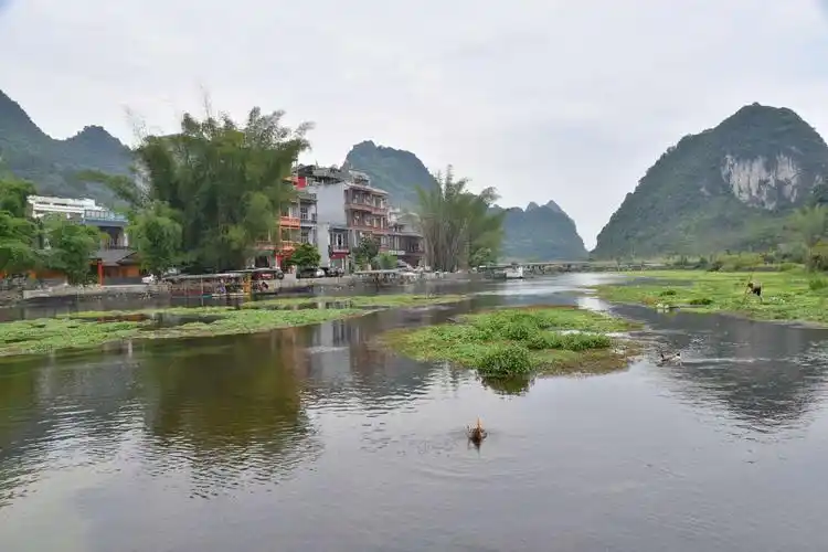 靖西鹅泉村落青山环绕,翠竹婆娑,水清如镜,生态优美,一幅美丽的山水