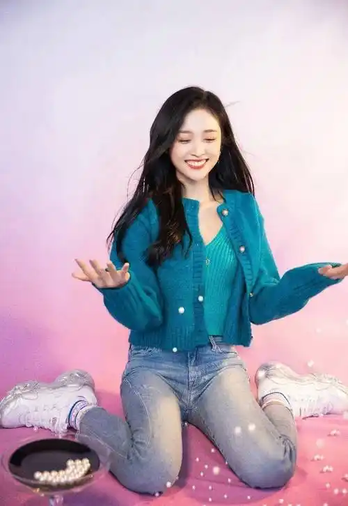 吴宣仪罕见紧身牛仔裤写真,可爱与时尚于一身,这样的女子把心暖化了