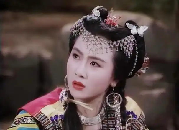 再有就是袁洁莹的赫连勃勃,用假发包修饰后系成双股麻花,极具异域特色