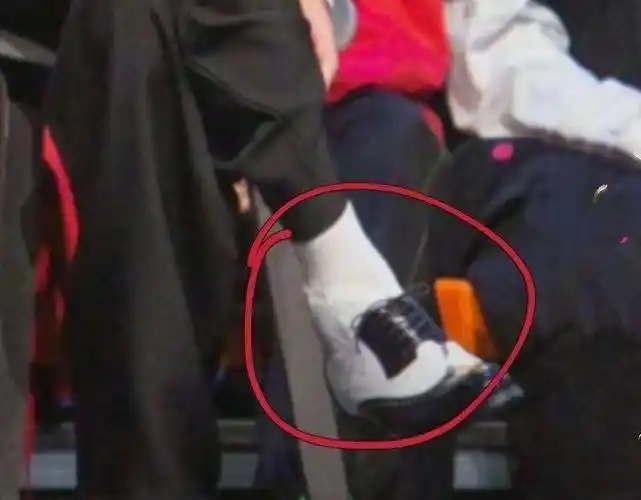 原创王一博鞋子太大塞卫生纸不怕被拍跷二郎腿卫生纸却意外抢镜