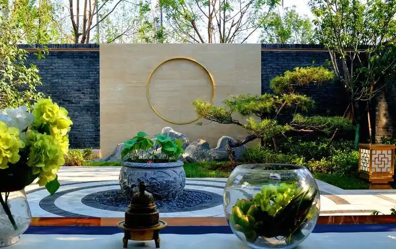 无草足够打开太极拳的……老舍心中的院子绿篱围成的是一座宽敞的庭院