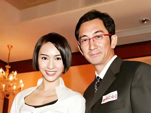 "最帅张无忌"吴启华商演捞金,曾娶小21岁妻子,过亿家产被败光