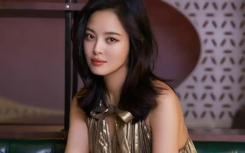 回顾翟天临一朝失势能够站在他身边的竟然是辛芷蕾