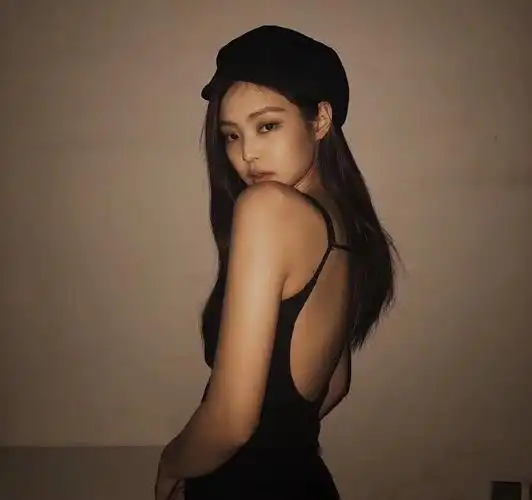 简介:jennie金智妮优雅复古写真,分享一组金智妮(jennie)图片给大家