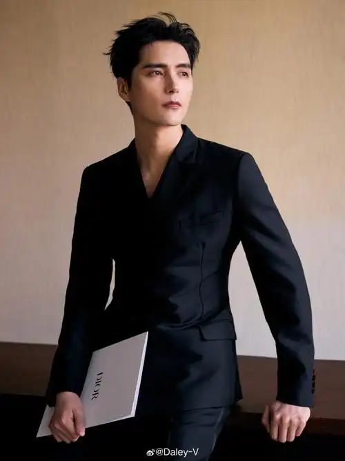 v-style#@阿云嘎musical身穿35303639出席珠宝展活动,挺拔