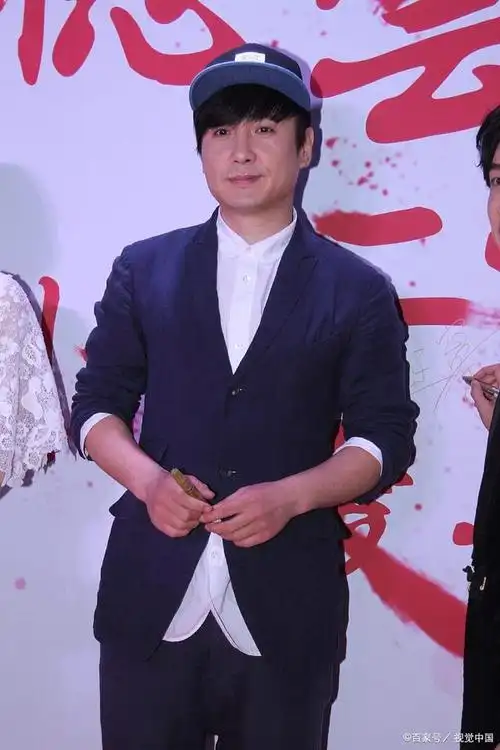 今晚,华表奖的红毯上,人们纷纷惊叹沈腾的身材变化.他明显瘦了好多啊!