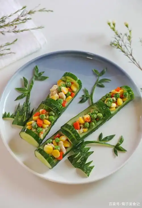 这道菜叫竹报平安,寓意富足吉祥,造型像一幅画,真舍不得吃