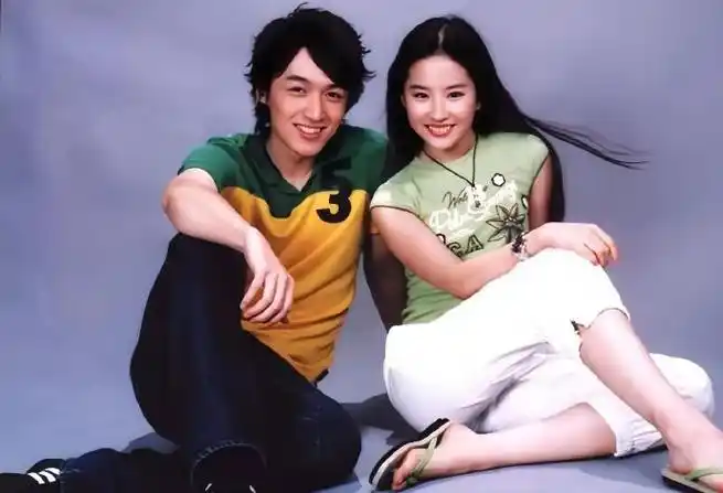 胡歌刘亦菲青春洋溢的合照