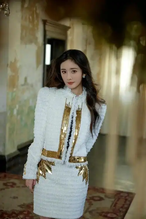 杨幂近期热播剧《谢谢你医生》圆满收官,现代律师职业剧《爱的二八