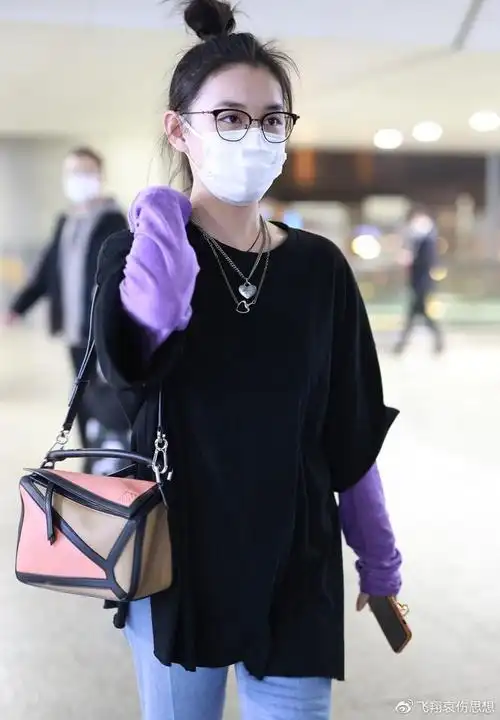 机场街拍蒋依依黑紫撞色卫衣浅蓝色牛仔裤可爱美丽