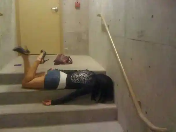 28岁女孩醉酒后在宾馆身亡母亲崩溃大哭我说早晚要出事