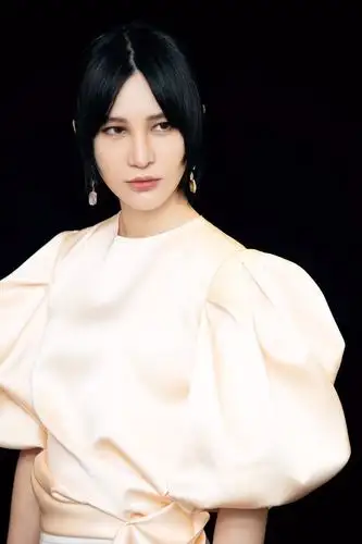 尚雯婕穿搭让人眼前一亮穿这一身连衣裙少女感很浓