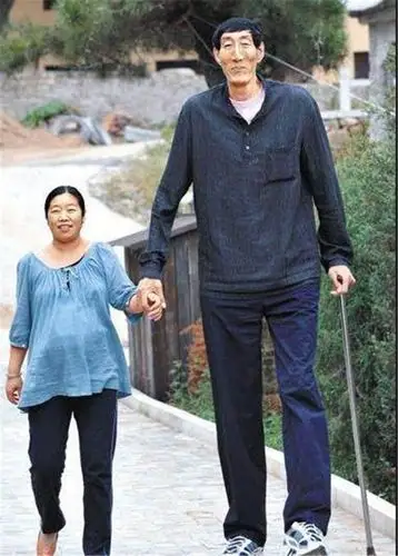 他身高超姚明娶28岁娇妻开上豪车今不顾医生劝阻还要生子