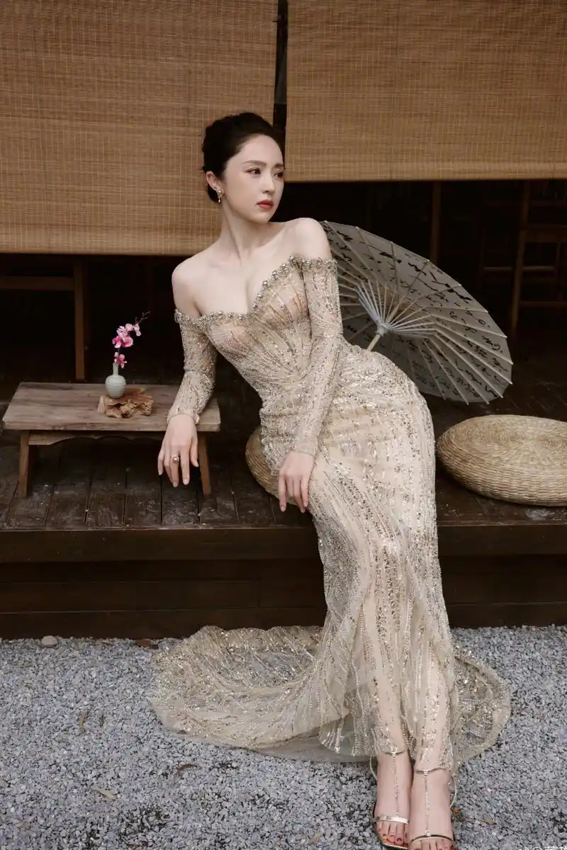 董璇一字肩礼服流光溢彩,明媚动人,娇俏中带着无限风情,美艳不可方物!