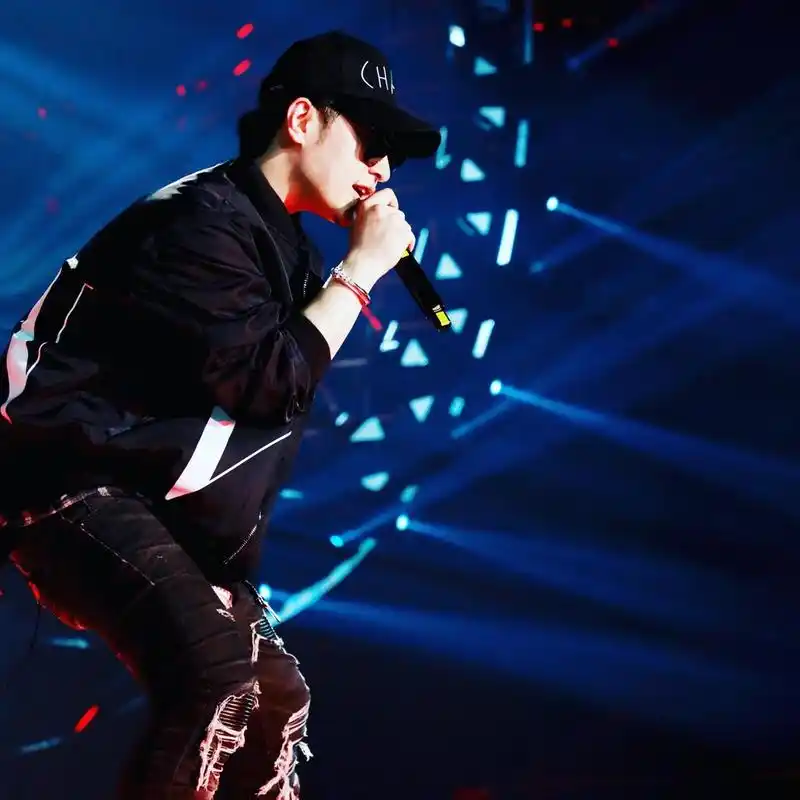 潘玮柏示范微胖穿搭 破洞拼接感长裤潮范十足