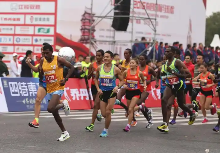 首届南昌马拉松开跑肯尼亚两名选手包揽金银牌