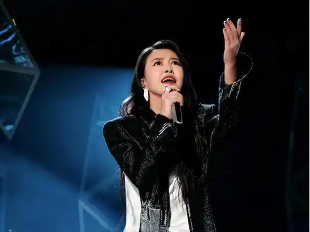 娶了"摇滚女神"谭维维,生下一儿一女,陈亦飞的生活幸福吗?