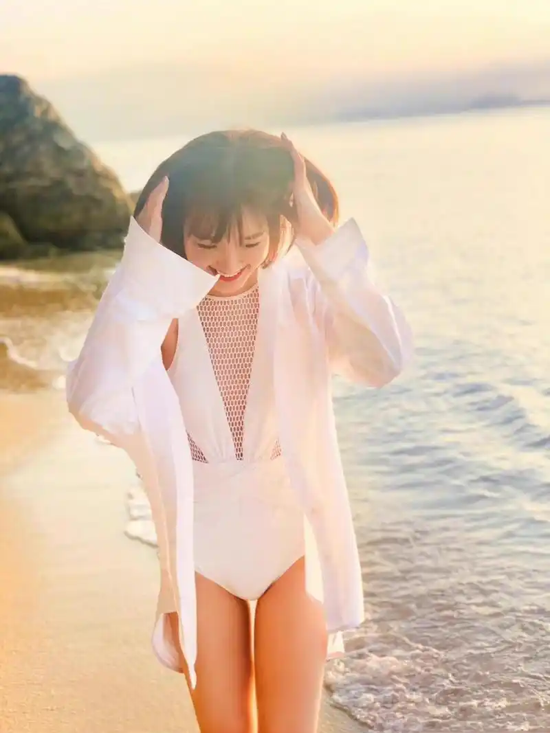 毛晓彤,海边夕阳照,短发女神