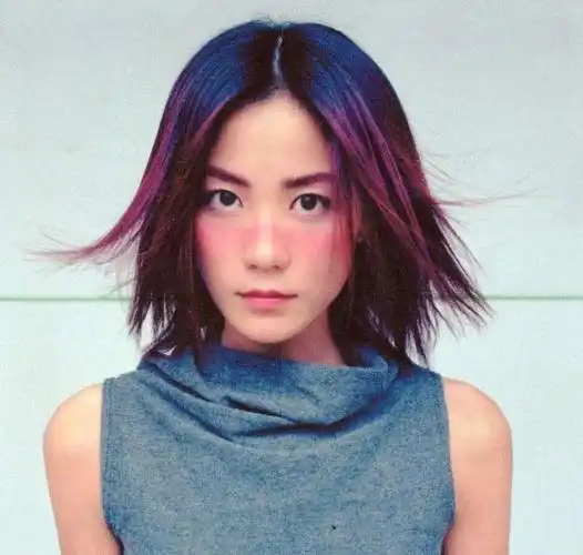 年轻时的王菲俏皮可爱还是实打实的时尚精噢