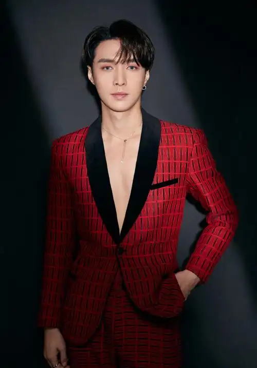 张艺兴身穿红色格外西装,有气质