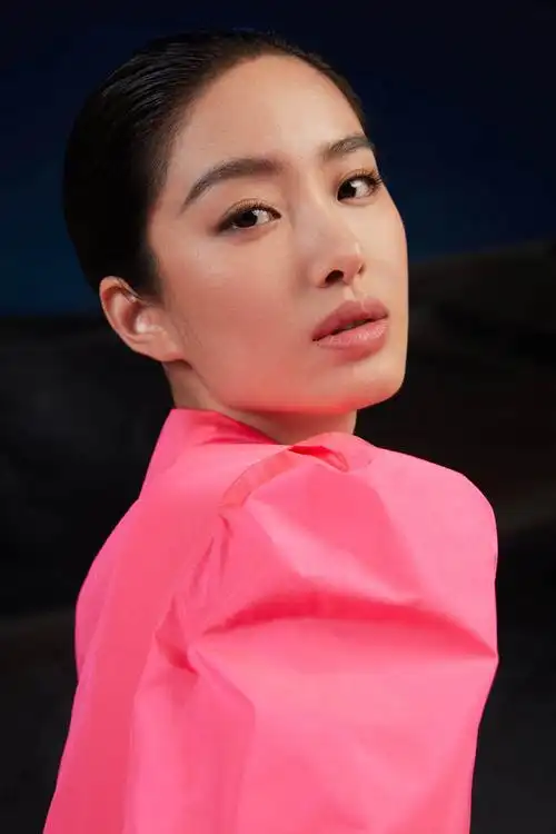 杨采钰明媚初夏多元风格恣意随心