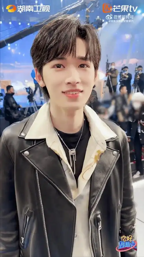 宋亚轩嘴角向下笑加一