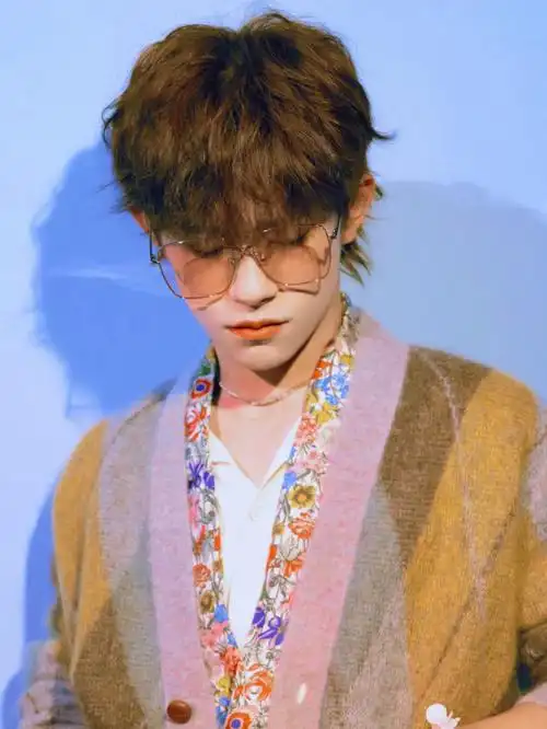 易烊千玺粉雾海