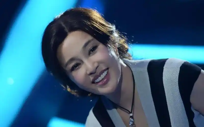 刘晓庆晒近照浑身都是珠宝翡翠,网友:被她的有钱吓到