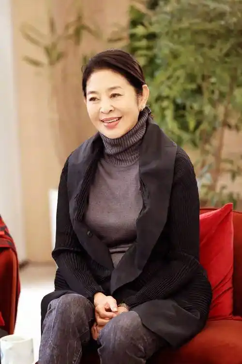 倪萍:再婚嫁给著名导演杨亚洲,她与继子关系怎样?_大脚_电影_冯巩