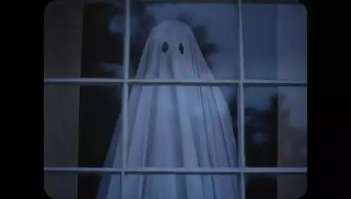 披条床单就说自己是鬼的恐怖片,却是我今年看过最感人的爱情!