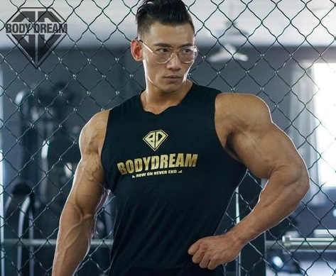 中国第一肌肉男,他如何从一个穷小子成为健美第一人?