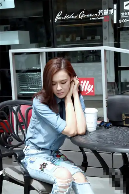 的李艾或女人妖娆,或高冷霸气,或干练十足,简单的牛仔裤搭配最in单品