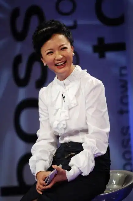 每个行业都有自己的发展历程,这一点主持人也不能例外,现在她已经是五