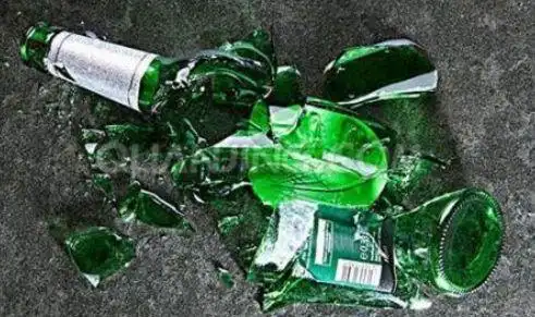 深夜,大连街头先酒瓶混战,又开车追撞,最终一死一伤!|新闻日志